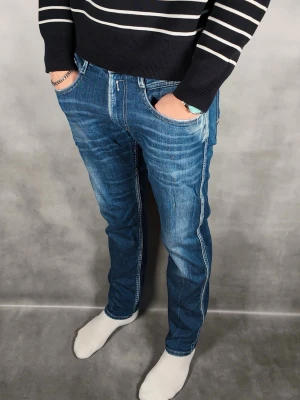Replay Anbass - - Replay Anbass — Storlek 31/30 — 9/10 - Bra skick utan skavanker — Inkluderat - Jeans — Retail 2000kr — Modellen är 180cm, 65kg