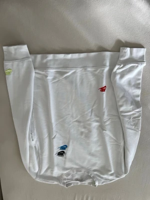 Limited edition Nike sweatshirt  - En Nike sweatshirt som inte säljs nått mer och är unik, fåtal i landet som har den tröjan och den för dig att verka unik. Passar vid alla tillfällen. Sent promed till en utekväll och även en middag. Verkligen nått jag hade behållt om jag inte hade växt i storlek 