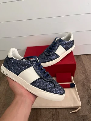 Valentino flycrew dam skor  - Hej! Säljer ett par valentino flycrew dam som är väldigt söta nu till sommaren🌟 skick 10/10 storlek 40!