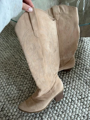 Beige boots i mocka - Storlek 38, använda några enstaka gånger!! Supersköna att gå i 