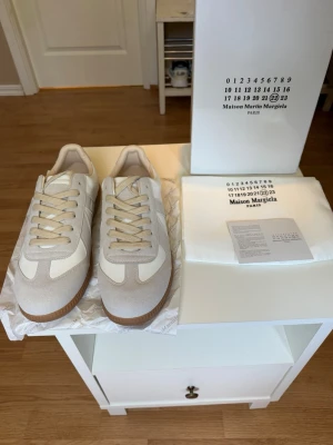 Vita och beiga sneakers. - Helt oanvända sneakers, priset kan diskuteras, fr ha gröna om fler bilder!Kommer med originalkartong och dustbag.