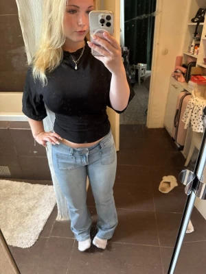 MADLADY - Ljusblå lågmidjade bootcut jeans med fickor - Säljer ett par ljusblå lågmidjade bootcut jeans med fickor fram och bak från MADLADY. Jeansen har en avslappnad passform och otroligt sköna. Perfekta till vardags och lätta att matcha med olika toppar. Materialet är denim i bomull. Dom är i extra short.