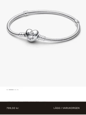 Pandora armband i silver med hjärtlås - Säljer detta Pandora armband som är helt ny pga att det blev för stort på mig, armbandet är 20 cm❤️