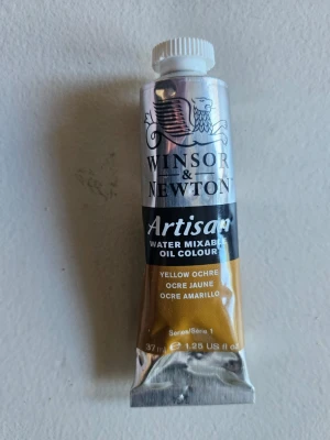 Winsor & Newton oljefärg Yellow Ochre - Tub med vattenblandbar oljefärg från Winsor & Newton i färgen Yellow Ochre. Innehåller 37 ml och har en klassisk metalltub med vit skruvkork. Perfekt för konstnärer som vill ha flexibilitet med oljefärg och vatten.