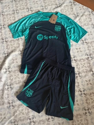 Barcelona träningsset Nike turkos/svart - Barcelona fotbollsträningsset i storlek S. Shortsen har fickor med dragkedjor. Helt nya och oanvända, Hör gärna av vid frågor!