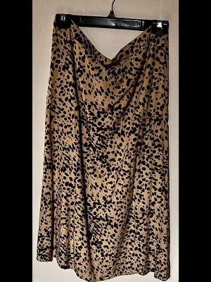 Leopardmönstrad midikjol från danska Micha 100% Viskos - Leopardmönstrad midikjol från danska Micha i strl 38 (M)! Supertrendigt mönster helt rätt i tiden. Gjord i 100% viskos vilket ger ett lyxigt, luftigt fall. Har ett skönt innerfoder så den inte är genomskinlig samt dold dragkedja i sidan. Mycket fint skick! 🐆 Mått tagna plant: • Midja: ca 39 cm (omkrets ca 78 cm) • Längd: ca 77 cm Storlek: 38 (M) Märke: Micha Material: 100% Viskos Köparen står för frakten. Skriv vid frågor! 🤎