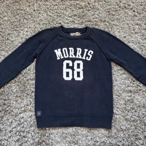 Stickad Morris tröja - Säljer denna riktigt feta Morris tröja i strl S Skick 9/10 Hör gärna av er vid frågor⭐️