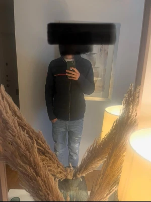 Cardigan från Prada - Säljer denna mörkblåa cardigan från Prada riktig snygg den är ganska ny och håller värmen riktigt bra storleken är s men passar även m. Skriv vid minsta fundering🙌🏼