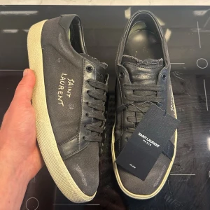 Saint Laurent skor - Hej! Säljer nu dessa riktigt snygga och sällsynta Saint Laurent-skorna. Skorna är i mycket bra skick och i storlek 43. Fråga om innermått vid osäkerhet. Dustbag ingår. Hör av dig vid funderingar!