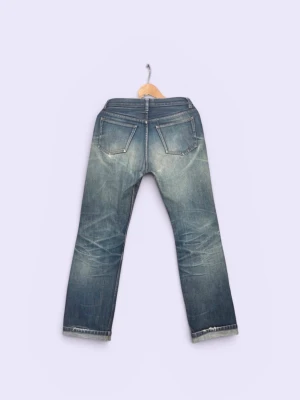 APC Selvage jeans - Säljer ett par blå jeans med raka ben och tydliga slitningar framtill. Jeansen har en tvättad look med ljusare partier och klassiska fem fickor. Materialet är denim i bomull och de har en avslappnad passform.