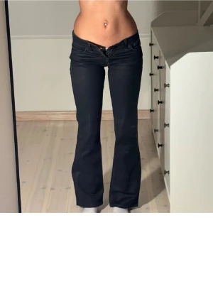 lee jeans - svarta lee jeans nästan inte andvända dom är glansiga i matrialet o måtten är 35 i midjan och innerbenslängden är 75 dem är i storlek 34 de är inte mina bilder men de är dem jeansen då jag köpte dem av en tjej här på plick o sedan var dem för små därför har jag hennes bilder