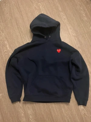  Comme des Garcons Play hoodie - Passar även storlel S