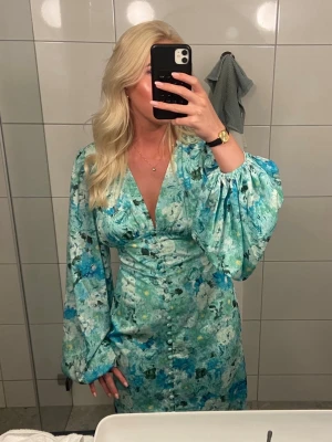 Grönblå adoore klänning - Väldigt fin adooreklänning i st 38 säljer då den tvärt blivit för stor. I fint skick🥰
