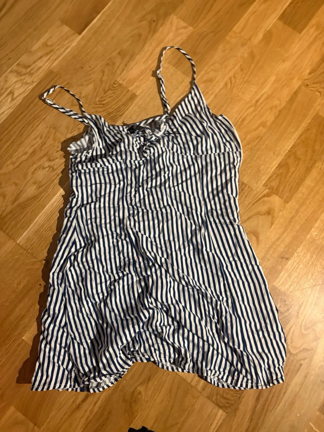 Randig jumpsuit med tunna axelband