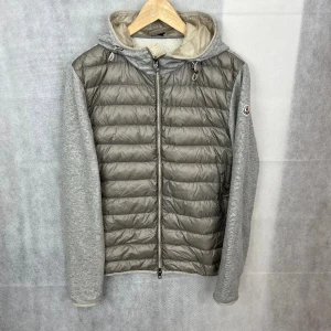 Moncler cardigan - Riktigt skön cardigan av moncler. Väldigt fint skick. Storlek XL men sitter mer som en M, då moncler är små i storlekarna. Modellen är 184.