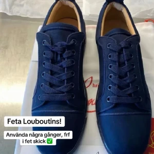Mörkblå sneakers från Louboutin - Jättefina louboutin skor, Använda ett par gånger. Fortfarande i fint o perfekt skick. Fraktas direkt vid köp! ✅ 