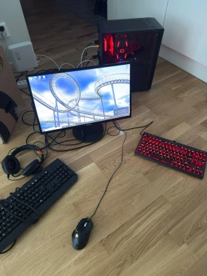 Gamingdator + setup - Säljer en stationär gamingdator + tillbehör. Klarar alla spel på högsta inställningar och helt lagg fri. Mycket varsamt använd och fortfarande i topp skick Windows 10 Pro 64-bit   Intel Core i7 6700K @ 4.00GHz  Skylake 14nm Technology  16 GB Ram DDR4    ASUSTeK COMPUTER INC. Z170 PRO GAMING (LGA1151)  Skärm:   ASUS VN247 (1920x1080@60Hz)  Grafikkort:  2047MB NVIDIA GeForce GTX 1660 SUPER (ASUSTeK Computer Inc)  SSD:   465GB KINGSTON SNV2S500G (SATA-2 (SSD))  Allt på bilden ingår dator + tillbehö