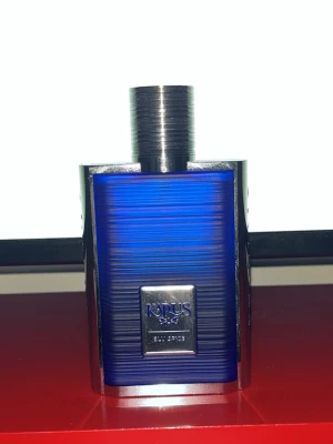 Karus Blu Spice parfym blå - Karus Blu Spice parfym i en snygg blå glasflaska med silverfärgade detaljer och metallisk etikett framtill. Flaskan har en modern, rektangulär form och ett robust metallock. Perfekt för dig som gillar kryddiga och fräscha dofter. Mängd på andra bilden