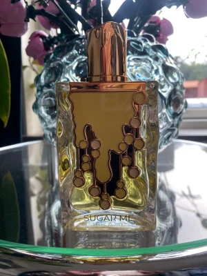 Sugar Me Creme Brulée 3ml - Säljer splitt / test på denna goding!😋👌 (3ml glasdecant 50kr) Maison Alhambra Sugar me Creme brulée. Toppnoterna är Kola och Vanilj; hjärtnoterna är Socker, Mjölkkräm, Tonkaböna och Kokosnöt; basnoterna är Bärnsten, Musk och Sandelträ. Doftar som Lush Let the good times roll fast utan den syntetiska doften och mer allergivänlig😉👍 Postar i bubbelkuvert💌