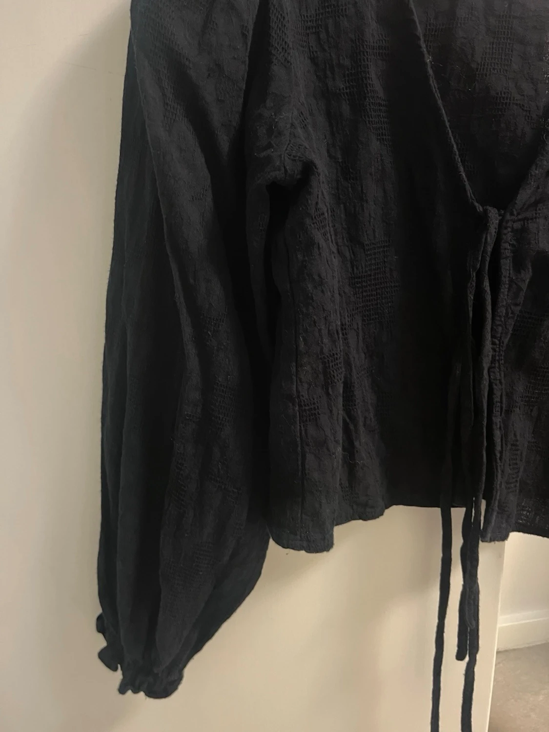 Svart blus med knyt från Pieces - 2