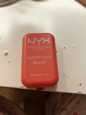 Nyx blush  - en fin blush från nyx HELT oanvänd har endast testat på handen. Säljer den då jag redan har massa blush och färgen heter ”U know Butta rouge” och är en skimrig rosa och coral färg.