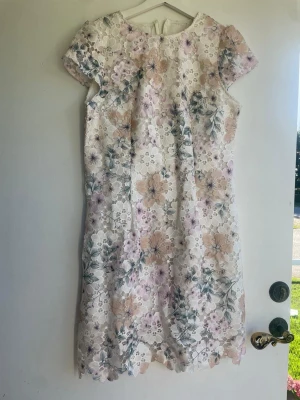 Blommig spetsklänning  - Klänning, helt ny
