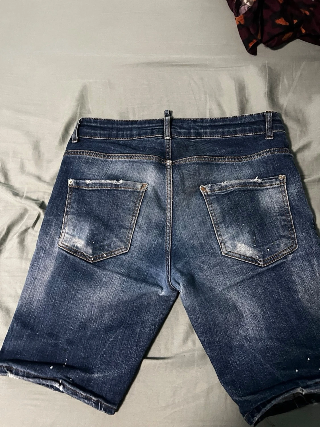Blå slitna jeansshorts med hål - 1