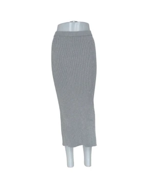 Grå ribbad långkjol - Snygg grå ribbad långkjol med smal passform. Kjolen har en elastisk midja och är gjord i ett mjukt stickat material som ger en bekväm känsla. Perfekt att styla med en croppad topp eller oversized tröja.