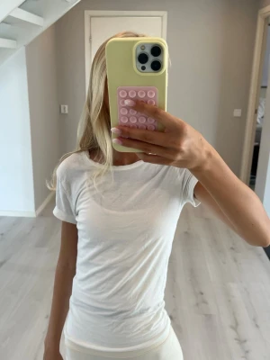 Vit tshirt - En klassisk vit t-shirt med rund hals och korta ärmar. Modellen är figurnära och enkel, perfekt att matcha med allt. 💕💕