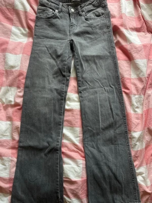 Grå bootcut jeans - Säljer ett par gråa bootcut jeans, nästan lika dana som de förra. Har fickor där back och är i ett bra skick. Skriv om ni vill ha fler bilder eller har frågor.💞