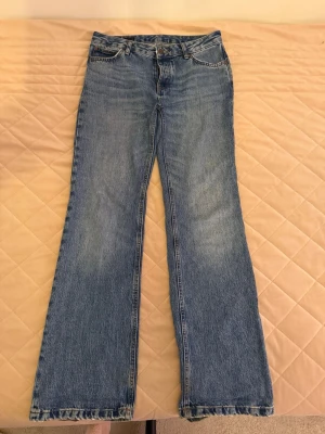 Blå low waist bootcut jeans från ZARA - Blåa jeans från ZARA. Låg midjade och utsvängda vid slutet. Storlek 36