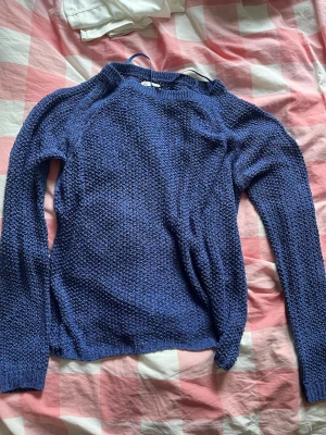 Blå stickad tröja från Cubus  - Säljer en blå stickad tröja från Cubus som är i skönt matrial och fin färg. Skriv om ni vill ha fler bilder eller har frågor!💞