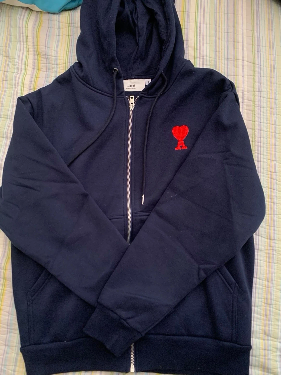 Mörkblå hoodie med dragkedja från Ami