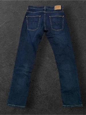 Nudie Jeans Grim Tim - Ett par snygga Nudie Grim Tim jeans som passar till mycket i vardagen och är i riktigt fint skick utan defekter på användning! Storlek: 30W 30L