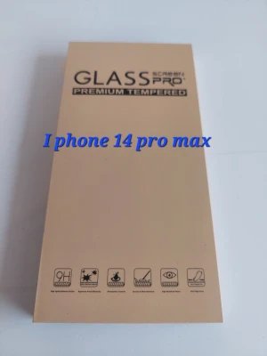 Skärmskydd i glas till iPhone 14 Pro Max - Säljer ett premium tempererat skärmskydd i glas från Glass Pro, speciellt utformat för iPhone 14 Pro Max. 3 stycken, Skyddet är genomskinligt och har hög hårdhet, är reptåligt och lätt att installera. Perfekt för dig som vill skydda din mobilskärm mot repor och stötar.