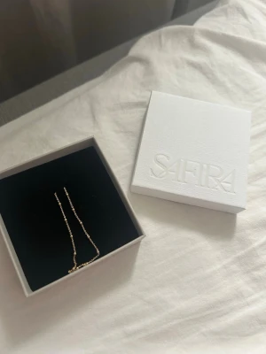 Armband safira  - Armband ifrån Safira helt ny och oanvänd. I guld/silver färg. 