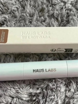 Rouge från Haus Labs & Charlotte Tilbury - Två snygga rouge! Ett från Haus Labs by Lady Gaga i en stilren vit förpackning och ett flytande rouge från Charlotte Tilbury i en glansig brun tub. Perfekta för att ge kinderna en fräsch färg och glow. Båda är enkla att applicera och passar till många olika looks.