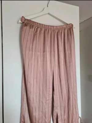 rosa satinpyjamas byxor Change, XXL - Så fina men passar ej mig, har en liten reva på byxbenet! Det går bra att buda🌸