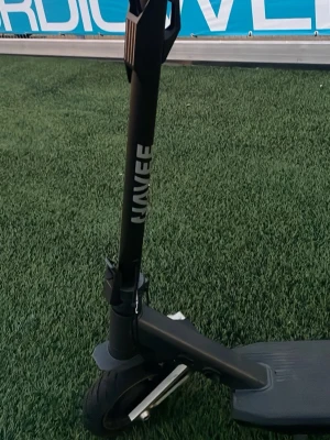 Svart elsparkcykel från Navee - Säljer en svart elsparkcykel från NAVEE  med robust ram, bred fotplatta och stora hjul. Elscootern har en stilren design med handtag och reflex baktill. Perfekt för att ta sig runt i stan på ett smidigt sätt. 20km/h räckvid 60km 