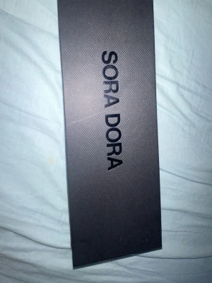 Sora Dora parfymprov set - Upptäck ett exklusivt parfymprov set från Sora Dora med 15 små sprayflaskor i olika nyanser av gult och orange. Setet kommer i en elegant svart låda med märkets logga på locket. Perfekt för dig som vill testa flera dofter från ett lyxigt parfymmärke.