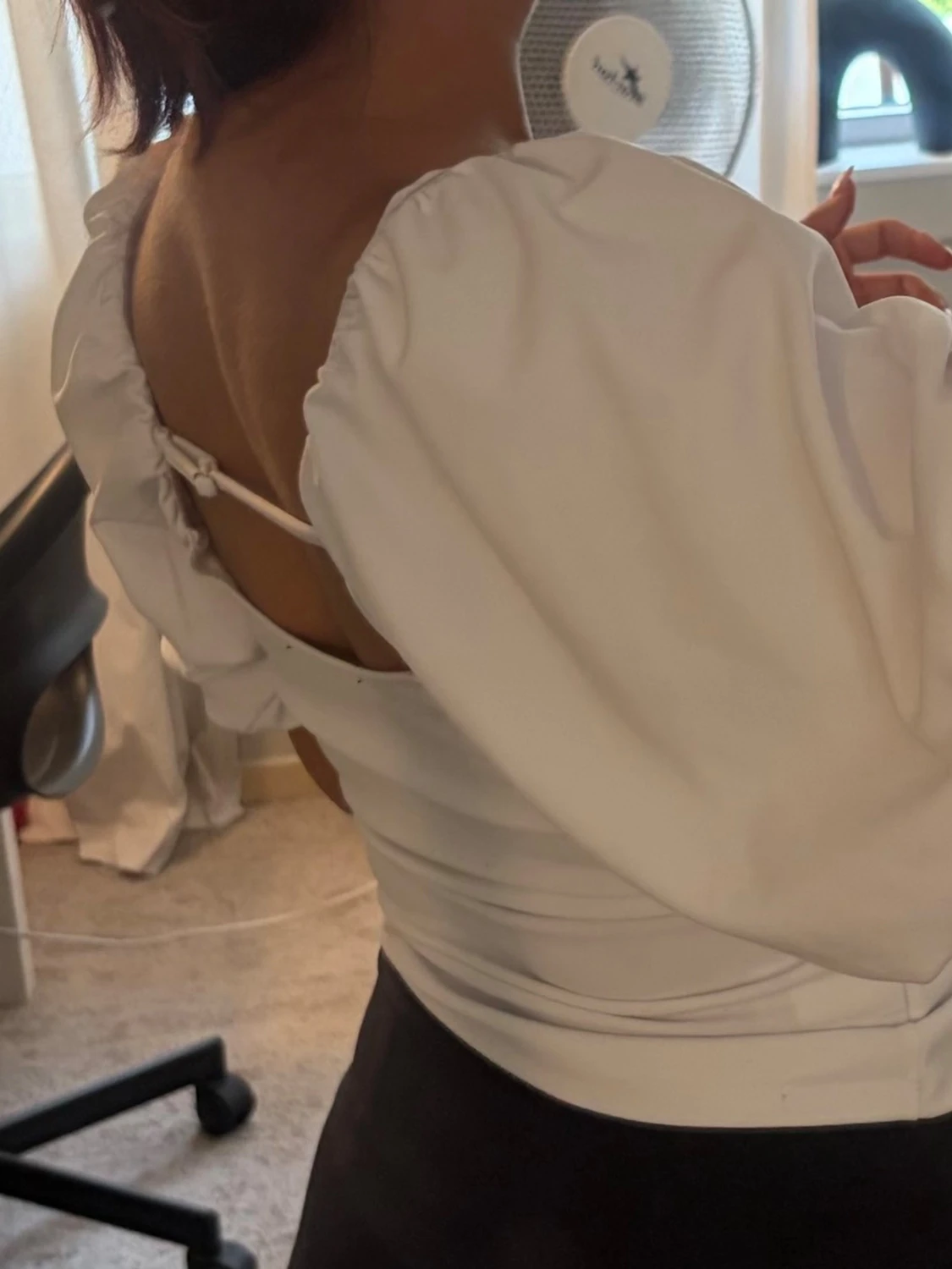 Vit topp med puffärm och asymmetrisk urringning - 3