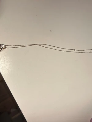Silverhalsband med tre ringar - Snyggt halsband i silverfärg med tunn kedja och tre sammanlänkade ringar som hänge. Perfekt för dig som gillar minimalistisk och stilren design. Passar till många olika outfits och ger en elegant touch.