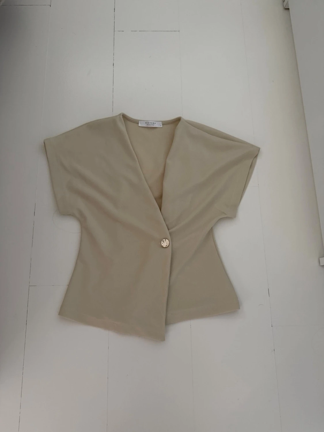 Beige omlottopp med knapp från Sisters Point - 1