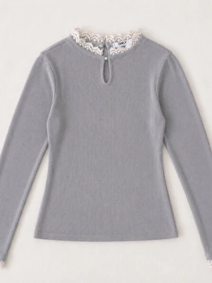 Grå ribbad topp med spets från ONLY - Supersnygg grå ribbad topp från ONLY med lång ärm och spetsdetaljer vid halsen. Toppen har en liten knapp och öppning framtill vid halsen som ger en extra touch. Perfekt att styla med jeans eller kjol för en trendig look.