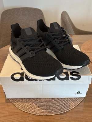 Adidas Ultraboost 1.0 - Adidas Ultraboost 1.0, Skick: 10/10 – helt oanvända, kommer med originalbox. Vid frågor eller intresse, skicka gärna ett DM.