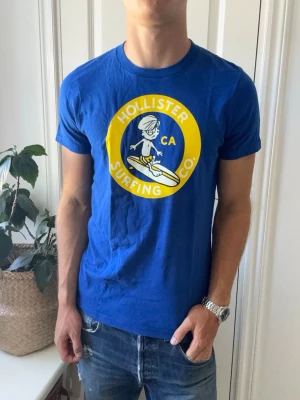 Hollister tee  - Hollister tee, Inga defekter! Modellen i bilderna är 180 cm 75 kg och bär Storlek M , Kom med frågor! 🌟 (Kan gå ned i pris vid köp av paket 😉) 
