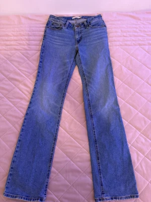Levi's ljusblå bootcut jeans - Levi's ljusblå ”Superlow boot” jeans i storlek 26/34, vilket motsvarar storlek 36
