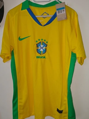 Brasilien Nike matchtröja gul/grön - Säljer helt ny Brazil fotbollströja, perfekt för sommaren.