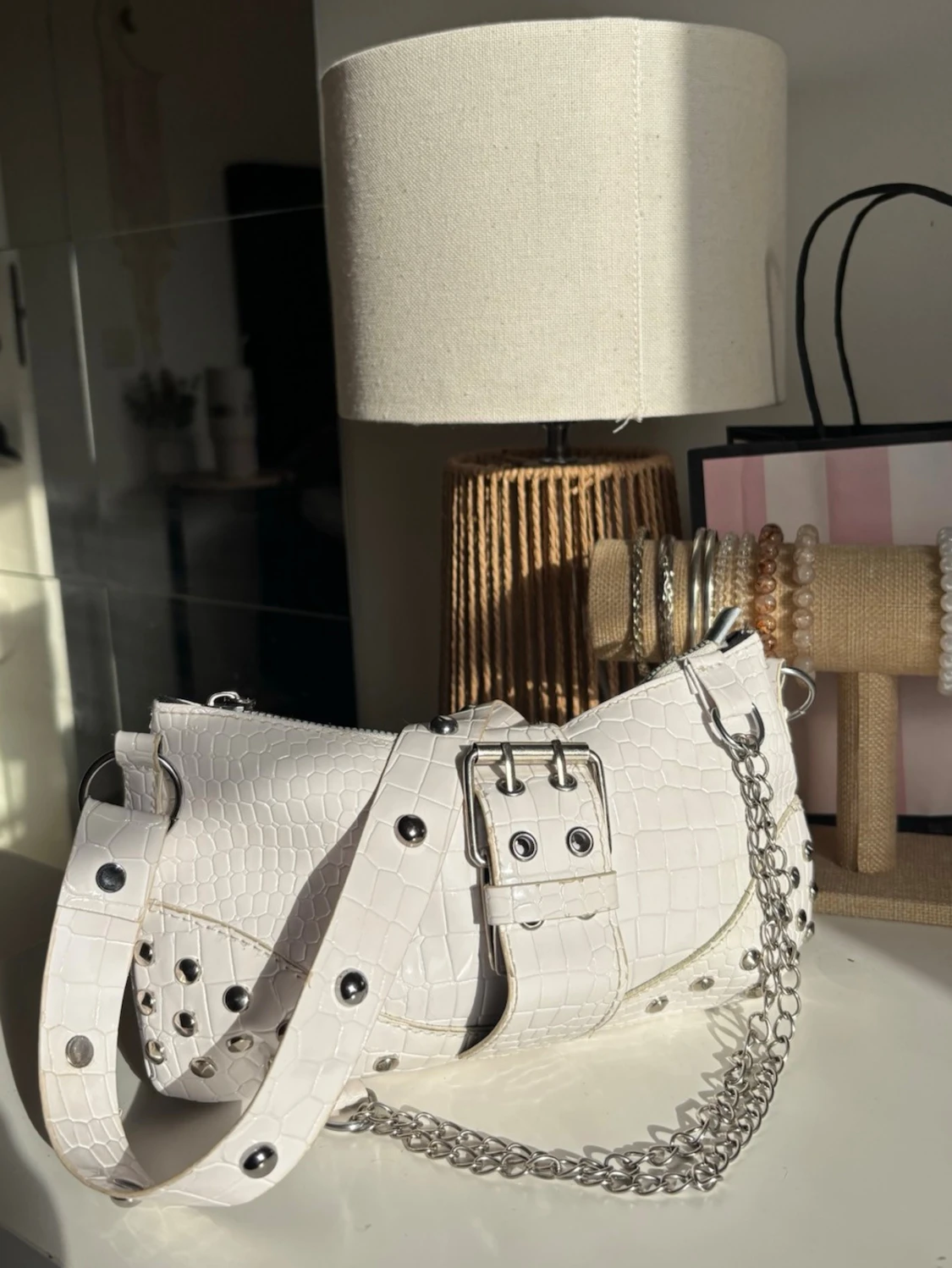 Vit handväska med kedja  - 1