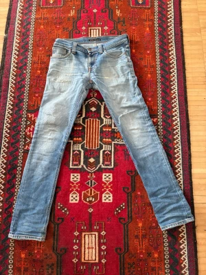 Nudie jeans  - Säljer pågrund av att jag inte orkar lämna in de på lagning igen. De har rätt många lagningar i ”crouchen” som gör att de är rätt ”stiff” när man har på sig de. 